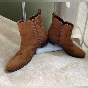 NEW Brown Suede Tommy Hilfiger Booties With Gold Zippers Size: 10